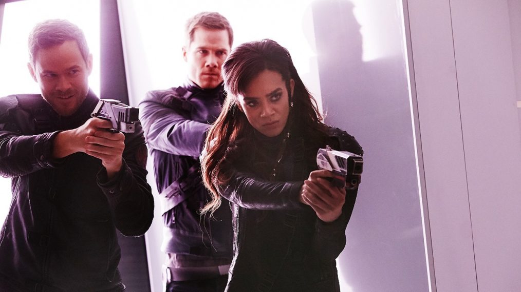 Aaron Ashmore as John, Luke Macfarlane as D'Avin, Hannah John-Kamen as Dutch in Killjoys - Season 3