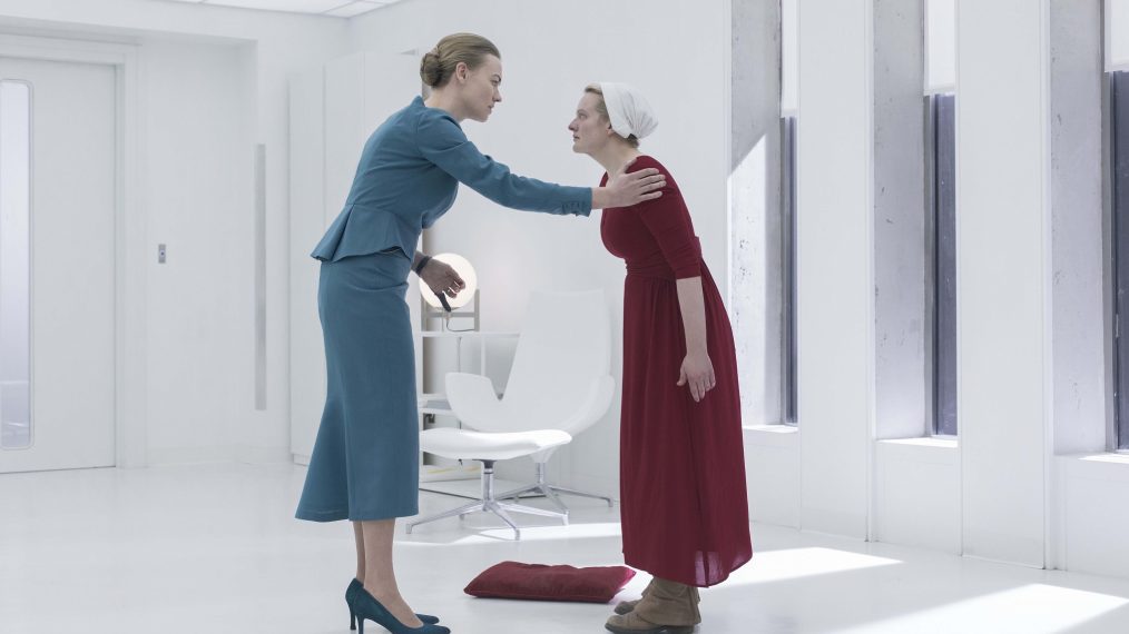 The Handmaid's Tale - Serena (Yvonne Strahovski) and June (Elisabeth Moss) - 'Heroic'