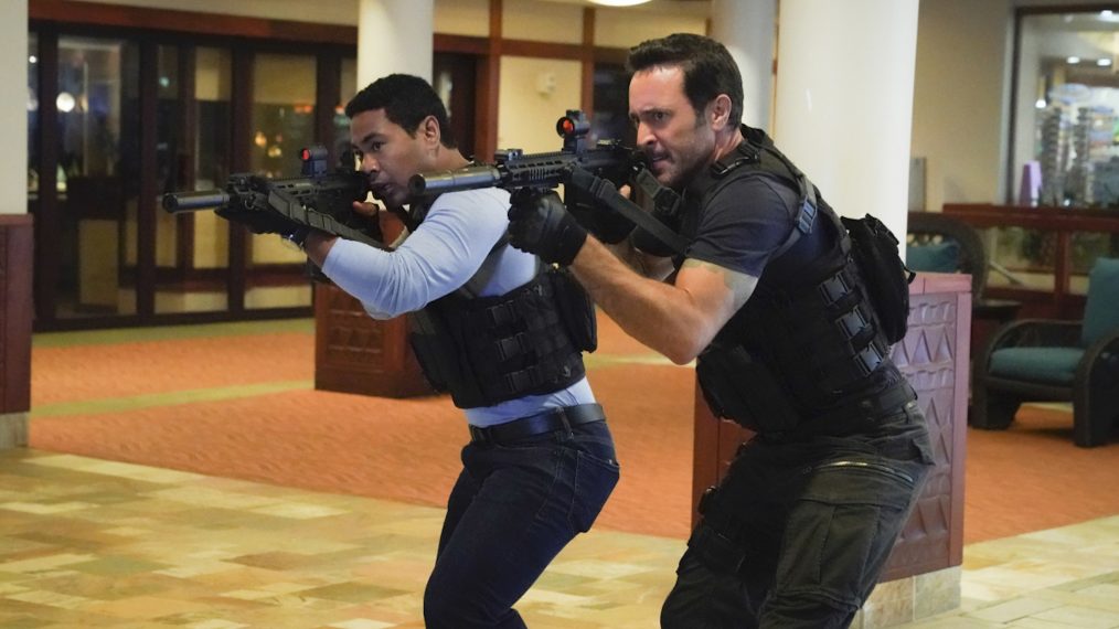 Beulah Koale as Junior Reigns an Alex O'Loughlin as Steve McGarrett in Hawaii Five-0