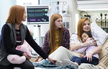 Lindy Booth, Ava Devoe, Sarah Rafferty, Mia Lynn Bangunan in Grey's Anatomy - 'A Hard Pill to Swallow'