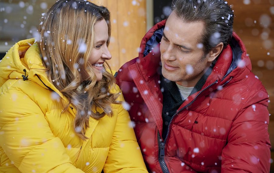 Hearts of Winter - Jill Wagner and Victor Webster in the snow