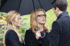 The Flash - 'Fadeout' - Katherine McNamara as Mia, Emily Bett Rickards as Felicity Smoak, and Grant Gustin as Barry Allen