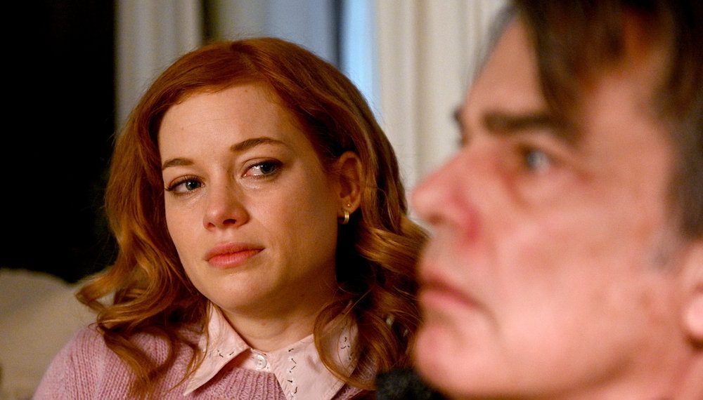 Jane Levy as Zoey, Peter Gallagher as Mitch in Zoey's Extraordinary Playlist - Season Pilot
