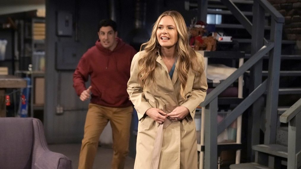 Jason Biggs and Maggie Lawson in the 'The Talk' episode of Outmatched