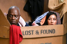 Brooklyn Nine Nine 704 - Andre Braugher and Stephanie Beatriz hiding in the Lost & Found