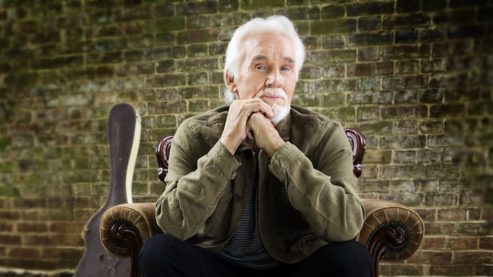 CMT KENNNY ROGERS A BENEFIT FOR MUSICARES KENNY ROGERS SEATED