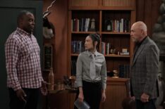 Jonathan Adams as Chuck, Krista Marie Yu as Jen, and Héctor Elizondo as Ed in Last Man Standing - Season 8