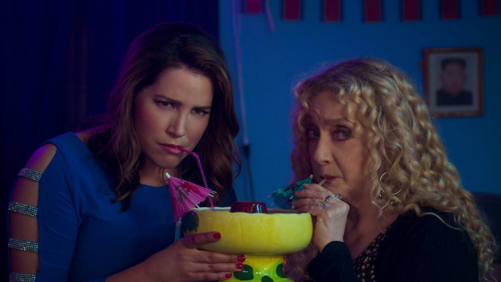 Cyndee (Sara Chase) and Lillian (Carol Kane) share a tropical drink in Unbreakable Kimmy Schmidt Cyndee Lillian
