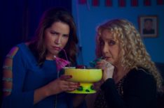 Cyndee (Sara Chase) and Lillian (Carol Kane) share a tropical drink in Unbreakable Kimmy Schmidt Cyndee Lillian