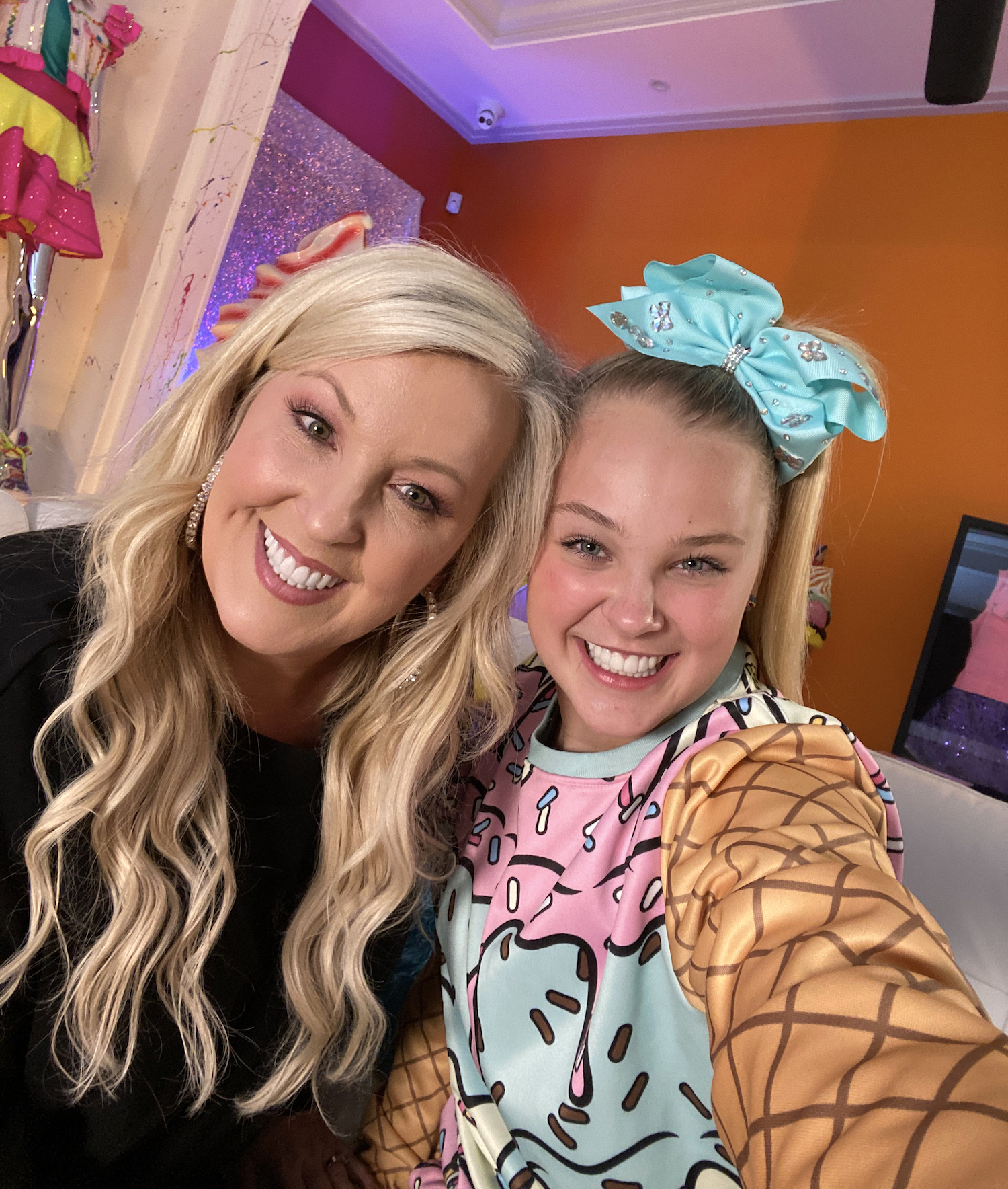 Celebrity Watch Party, FOX - Jessalynn and JoJo Siwa