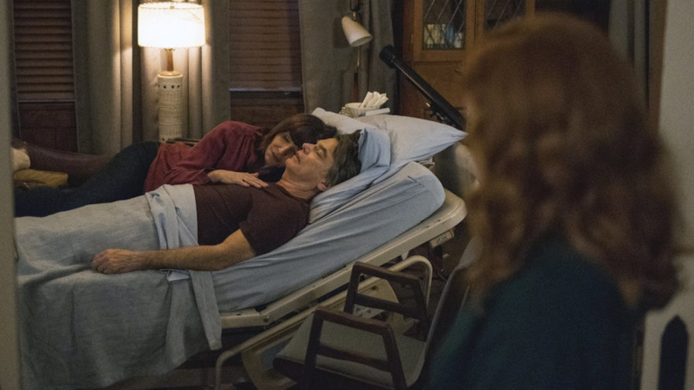 Mary Steenburgen as Maggie Clarke, Peter Gallagher as Mitch, Jane Levy as Zoey Clarke in Zoey's Extraordinary Playlist - Season 2 Family Grief