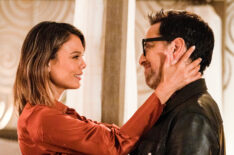Nathalie Kelley as Noa Hamilton and Dan Bucatinsky as Lewis in The Baker and the Beauty - Season 1 Finale