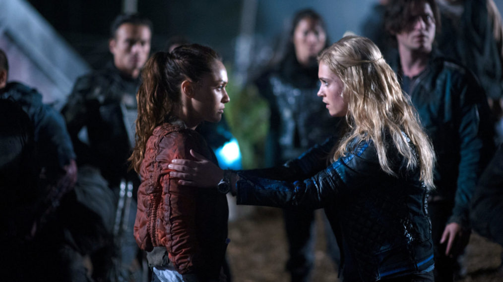 Lindsey Morgan as Raven and Eliza Taylor as Clarke in The 100 -'Spacewalker'