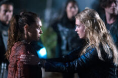 Lindsey Morgan as Raven and Eliza Taylor as Clarke in The 100 -'Spacewalker'