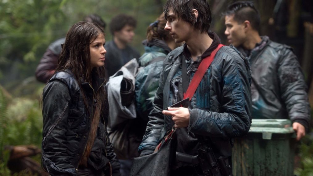 Marie Avgeropoulos as Octavia and Devon Bostick as Jasper in The 100