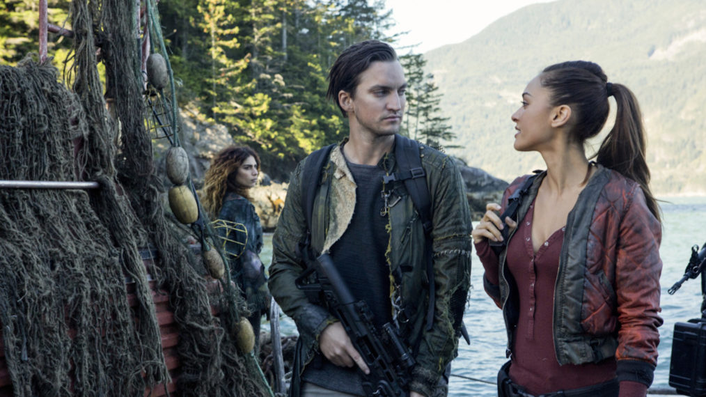 Richard Harmon as Murphy and Lindsey Morgan as Raven in The 100 - 'A Lie Guarded'