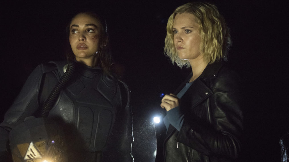 Lindsey Morgan as Raven and Eliza Taylor as Clarke in The 100 - Season 7, Episode 6