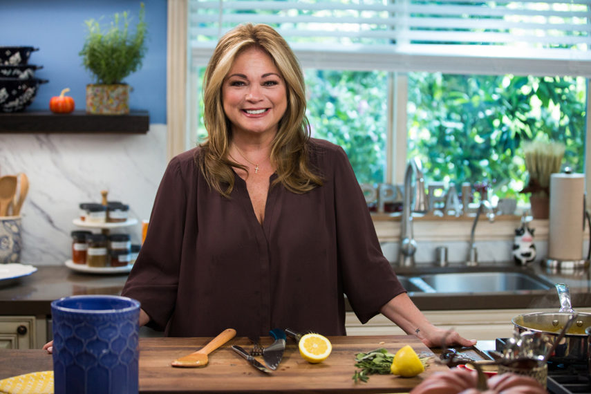 La presentadora Valerie Bertinelli como se ve en Valerie's Home Cooking, temporada 10