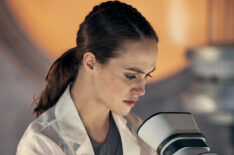 Jessica Brown Findlay in Brave New World - Episode 8