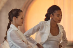 Jessica Brown Findlay and Kylie Bunbury in Brave New World - Season 1, Episode 1