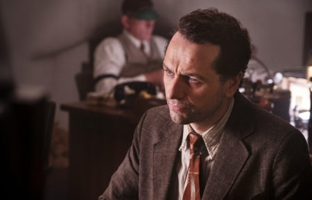 Matthew Rhys in Perry Mason - Episode 3