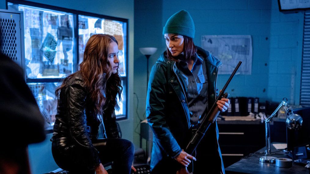 Wynonna Earp - Melanie Scrofano as Wynonna Earp and Katherine Barrell as Nicole Haught - season 4 premiere