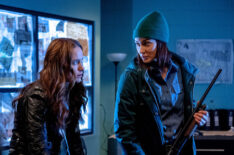 Wynonna Earp - Melanie Scrofano as Wynonna Earp and Katherine Barrell as Nicole Haught - season 4 premiere