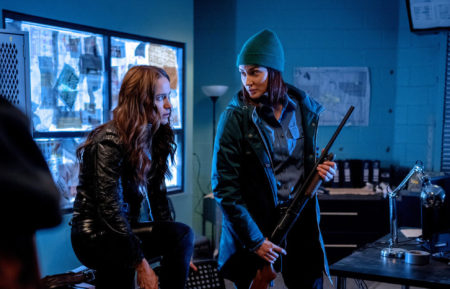 Wynonna Earp - Melanie Scrofano as Wynonna Earp and Katherine Barrell as Nicole Haught - season 4 premiere