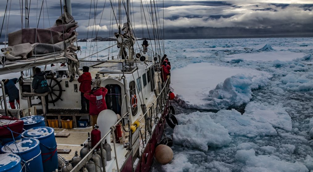 DISCOVERY EXPEDITION TO THE EDGE THE INFINITY LOCKED IN ICE