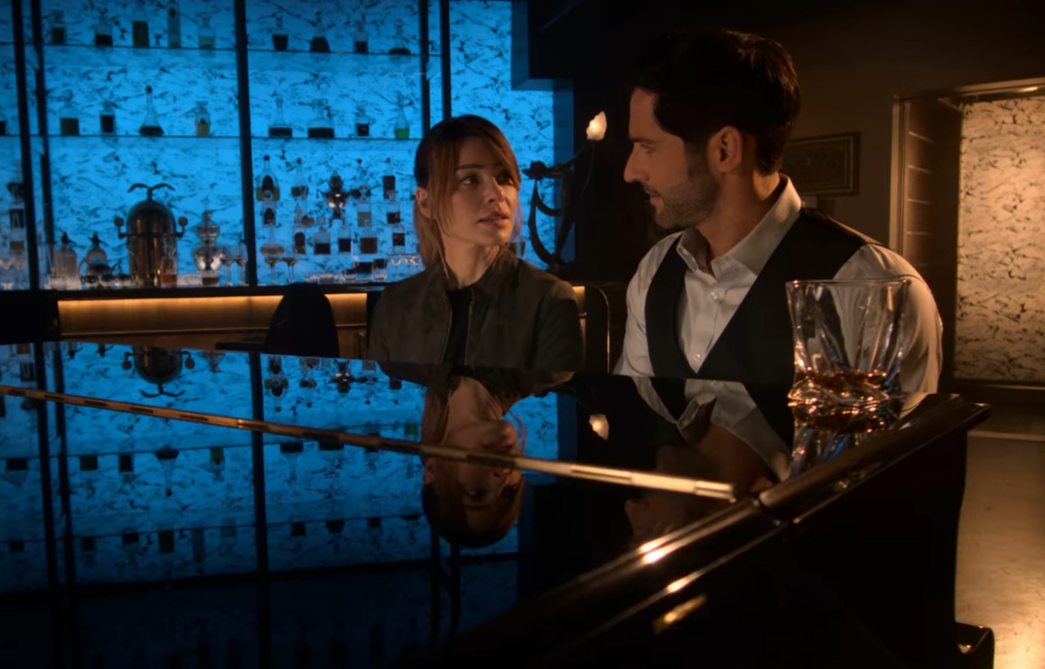 Lauren German Tom Ellis Lucifer Season 5 Episode 3