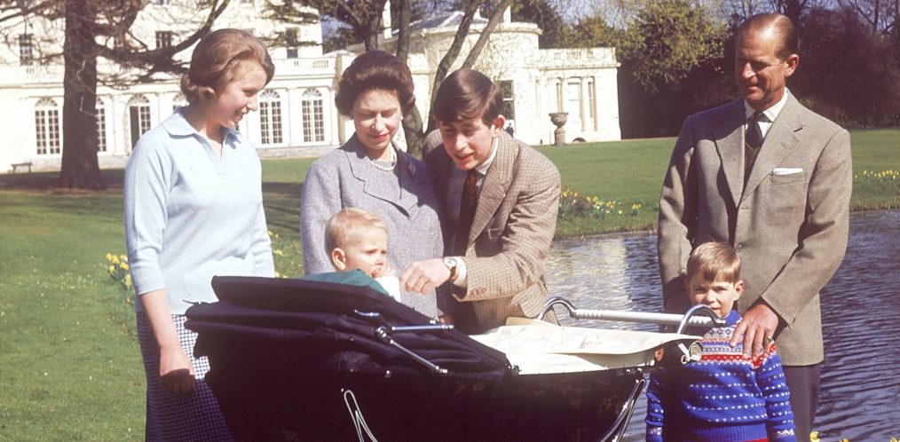NGC BEING THE QUEEN ELIZABETH WITH FAMILY 1965