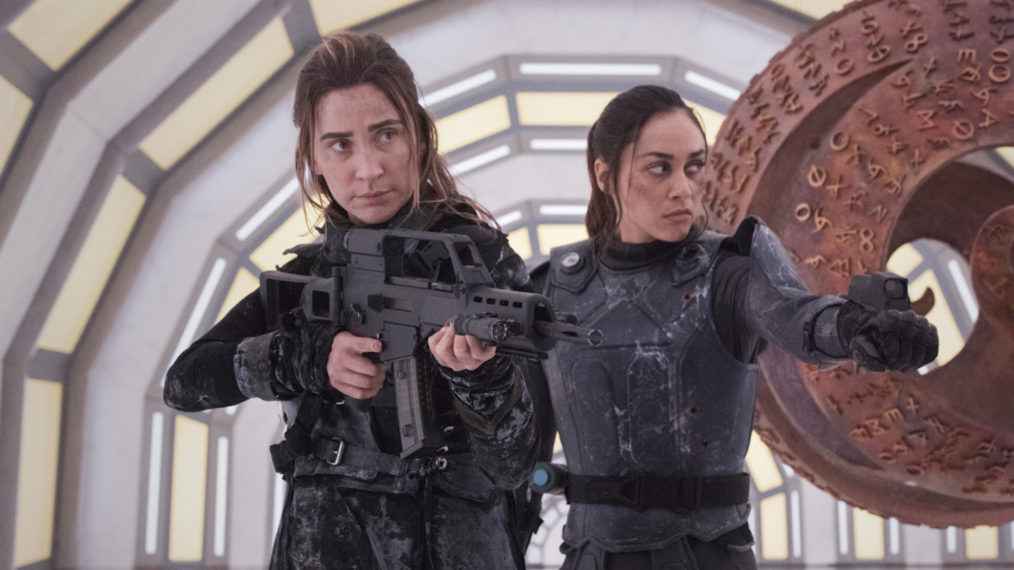 Jessica Harmon as Niylah and Lindsey Morgan as Raven in The 100 - Season 7, Episode 10 - 'A Little Sacrifice'