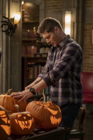 Jensen Ackles Supernatural Season 15 Episode 14 Dean Pumpkin Carving