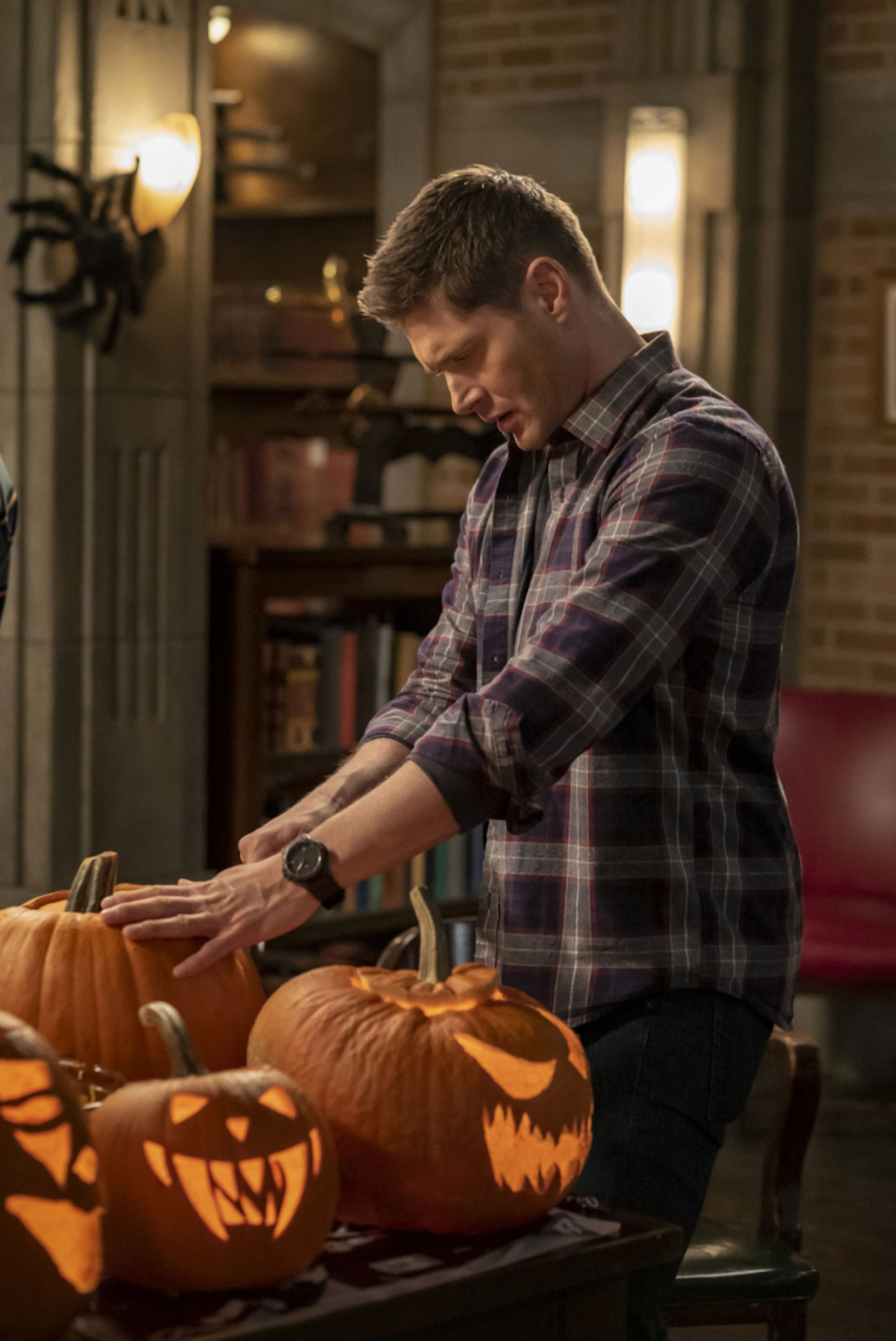 Jensen Ackles as Dean carving pumpkins in Supernatural - Season 15 Episode 14