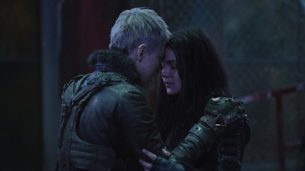 Shelby Flannery as Hope and Marie Avgeropoulos as Octavia in The 100 - 'The Dying of the Light'