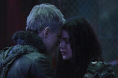 Shelby Flannery as Hope and Marie Avgeropoulos as Octavia in The 100 - 'The Dying of the Light'