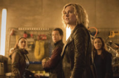 Is This the First Look at 'The 100' Grieving That Major Death? (PHOTOS)