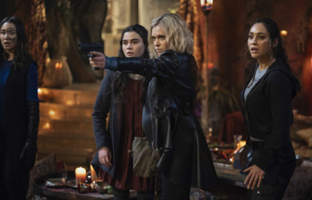 Lola Flanery as Madi, Eliza Taylor as Clarke, Lindsey Morgan as Raven in The 100 - Season 7 Episode 13