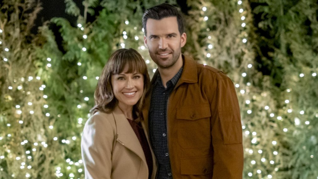 Hallmark's Cranberry Christmas - Nikki Deloach and Benjamin Ayres