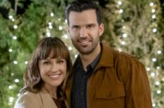 Hallmark's Cranberry Christmas - Nikki Deloach and Benjamin Ayres