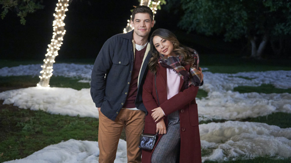 Jeremy Jordan and Janel Parrish in Holly and Ivy - Hallmark 2020