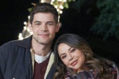 Jeremy Jordan and Janel Parrish in Holly and Ivy - Hallmark 2020