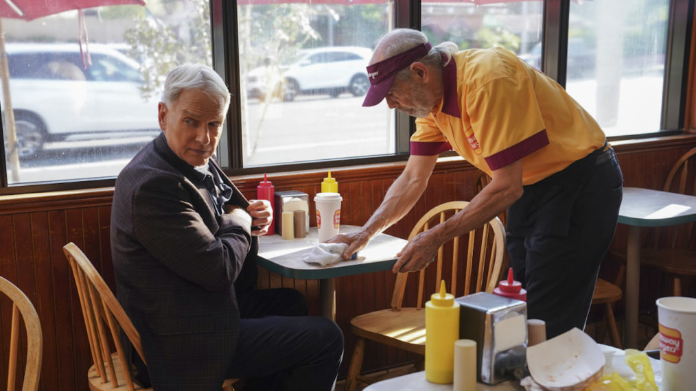 Mark Harmon as Leroy Jethro Gibbs and Joe Spano as Tobias T.C. Fornell at Beltway Burgers in NCIS - Season 18, Episode 3