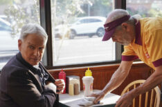 Mark Harmon as Leroy Jethro Gibbs and Joe Spano as Tobias T.C. Fornell at Beltway Burgers in NCIS - Season 18, Episode 3
