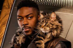 David Ajala as Cleveland Booker with Grudge Cat in Star Trek Discovery - Season 3