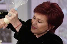 Sharon Osbourne applies frosting on The Talk