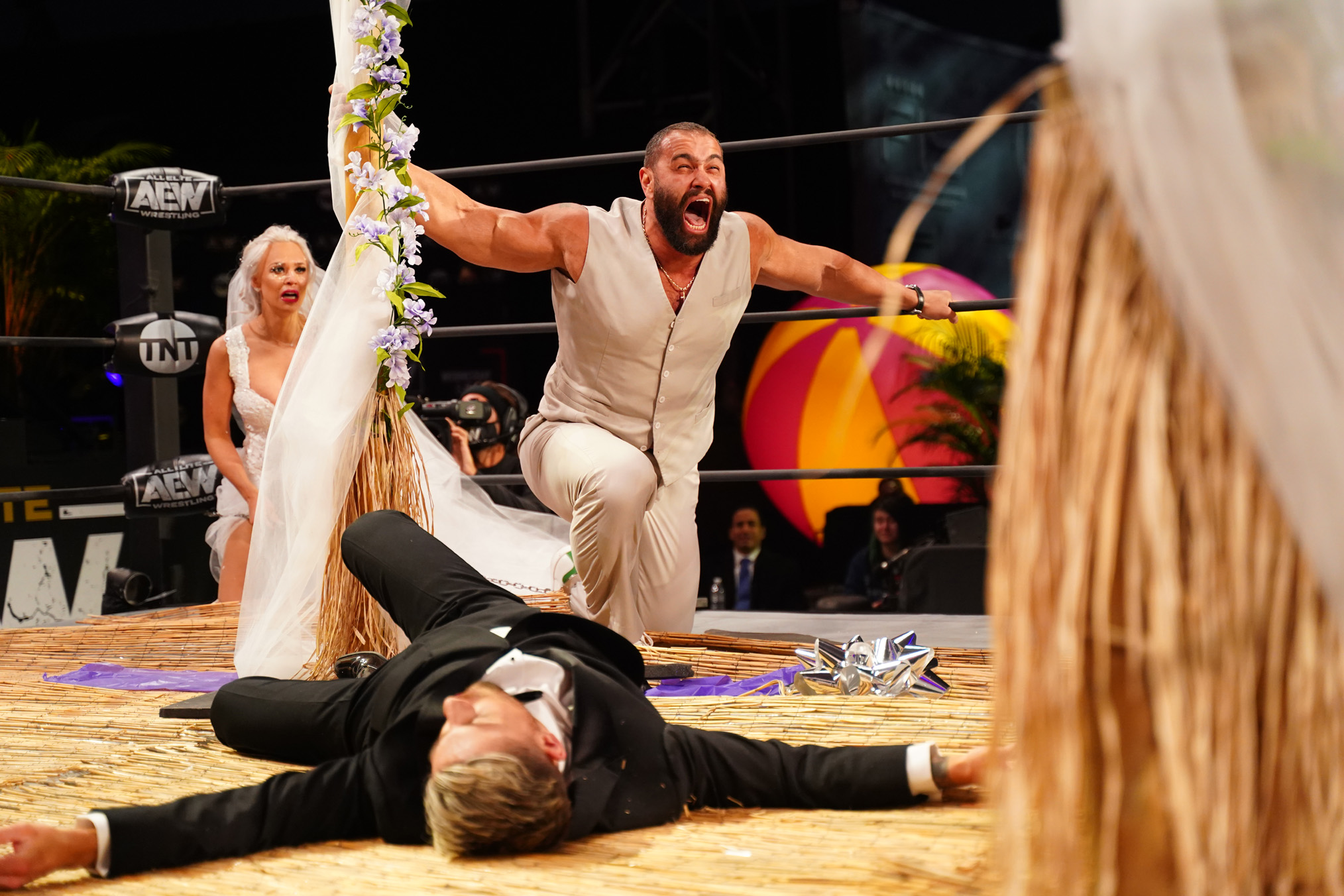 Aew Dynamite Digest Beach Break S Messy Wedding Shocking Debut Recap