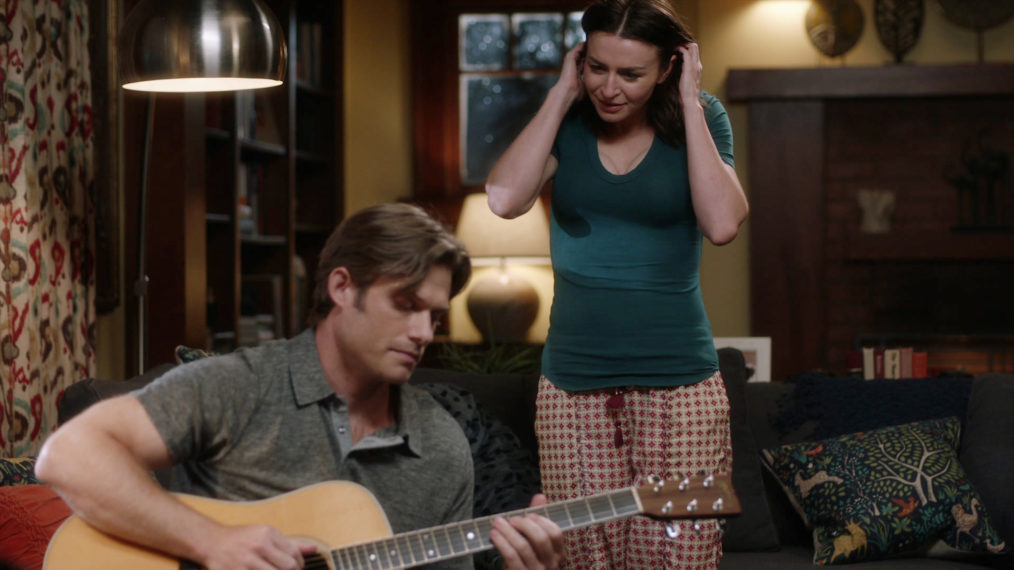 Chris Carmack as Link and Caterina Scorsone as Amelia in Grey's Anatomy - Season 17