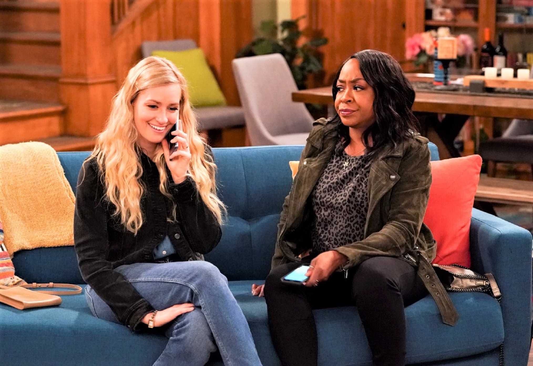 The Neighborhood' Stars Beth Behrs & Tichina Arnold on a Very Special Guest  Star