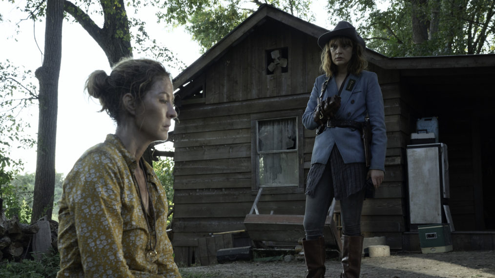 Jenna Elfman as June, Colby Minifie as Virginia - Fear the Walking Dead - Season 6, Episode 9